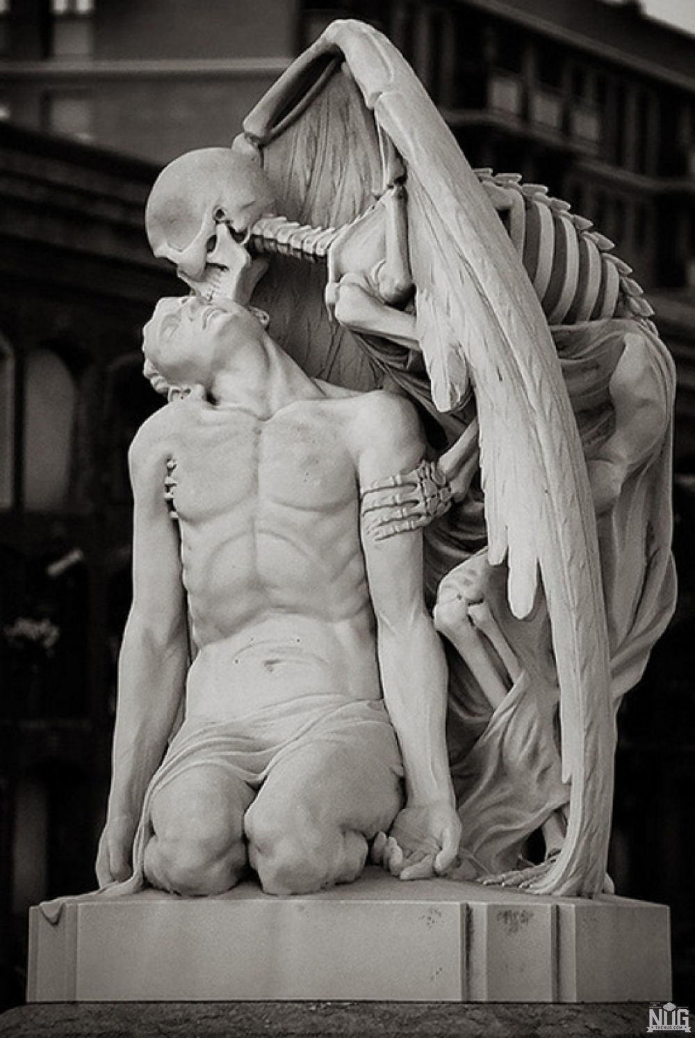 12. The kiss of death statue