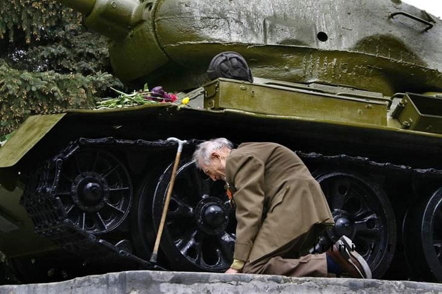 6. Old Russian veteran finds the tank in which he passed through WW2