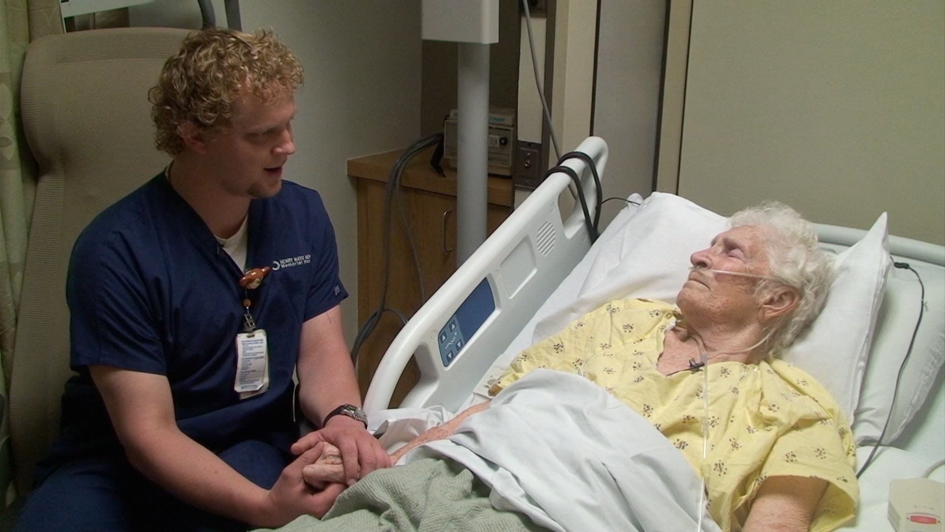 What This Male Nurse Does For His Older Patients Will Leave You In Tears Faith In Humanity