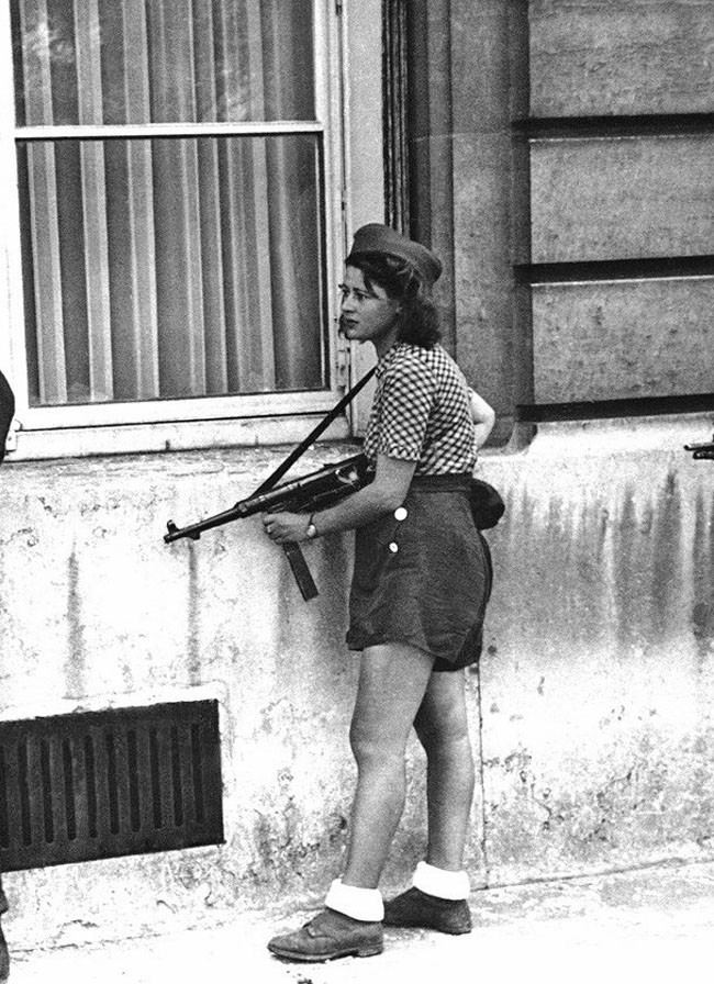12. Simone Segouin an 18 year old freedom fighter during the liberation of Paris