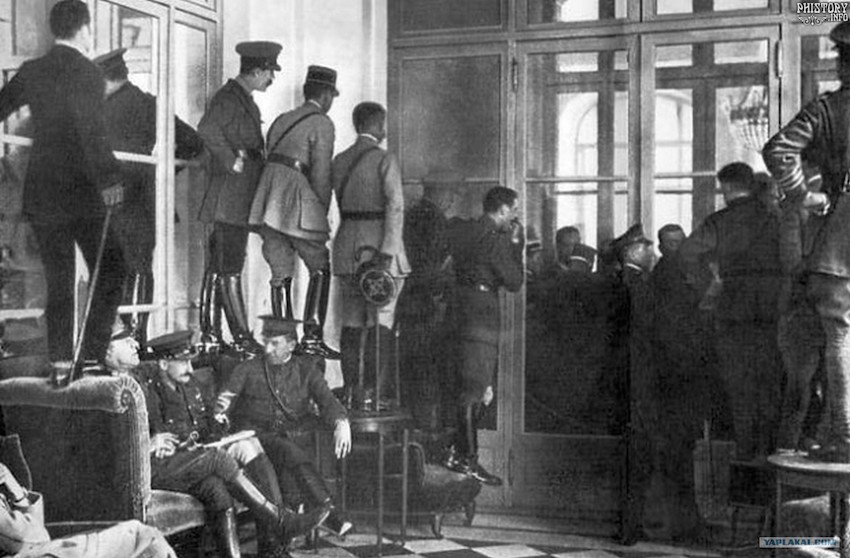 9. Glimpsing the Versailles Signing - 1919